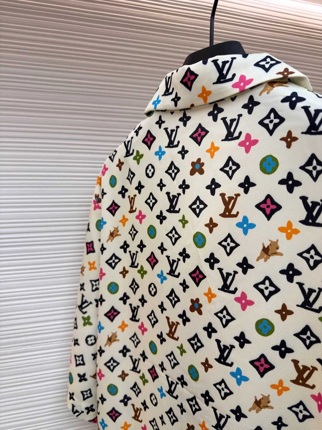 LOUIS VUITTON Tyler co-branded printed shirt ●Original version: Purchased and developed for 14600 ●Item number: 1681497-A85 ●Fabric: Tencel double-sided twill satin fabric ●Technology: Printing ●Color: Color ●Version: Fitted version ●Weight: about 240 grams ●Size: XS-S-M-L ●Description: The fabric is made of Tencel double-sided twill satin, active digital direct printing technology, imported environmentally friendly biodegradable penetrating ink printing, Y-plate pattern design is scanned, high-definition detailed drawings are drawn with hand-made electronic pens, and the letter edge color penetration effects are all available. The pattern is cut from a piece of cloth, the front panel is restored, and all the letters on the front and back cuffs are positioned as the starting position. Positioning letters are taken from both sides of the collar corner. Bronze material hand-stitched buttons are molded and inlaid with natural shells and white butterfly engraved buttons on the inside. The overall wiring is straight and delicate, the fabric is comfortable and soft, and the color is consistent without color difference. It can be matched with the same style to create a fashionable look and control various occasions. Customized accessories, complete with three standards, same style for men and women!